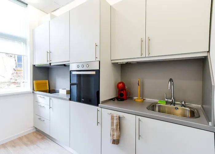 Duplex Prime Location 2bth 2 *