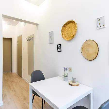 Duplex Prime Location 2bth 2