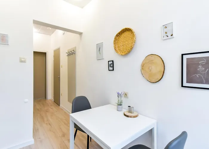 Duplex Prime Location 2bth 2